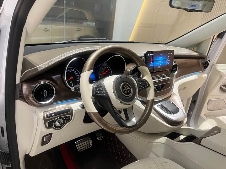 Фото 7 - Mercedes-Benz V-Class