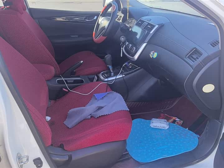 Фото 5 - Nissan Tiida