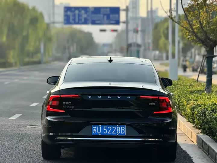 Фото 9 - Volvo S90