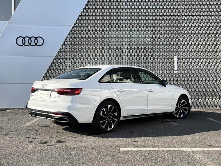 Фото 4 - Audi A4L