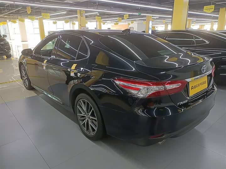 Фото 5 - Toyota Camry