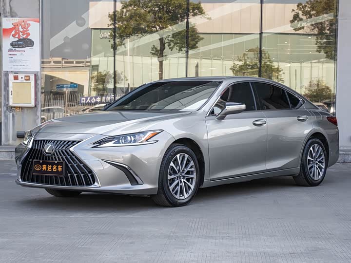 Фото 1 - Lexus ES