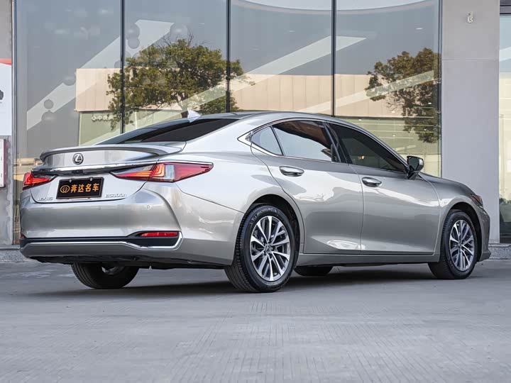 Фото 3 - Lexus ES