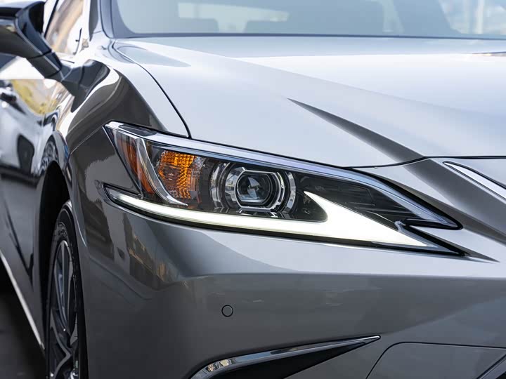 Фото 6 - Lexus ES