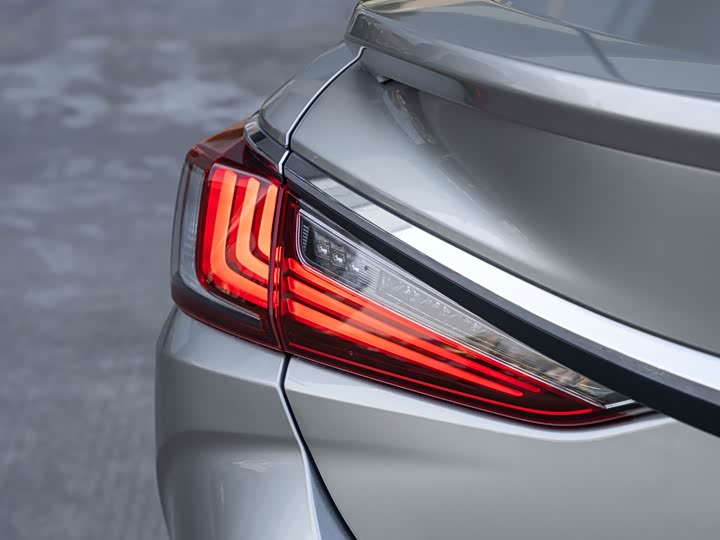 Фото 7 - Lexus ES