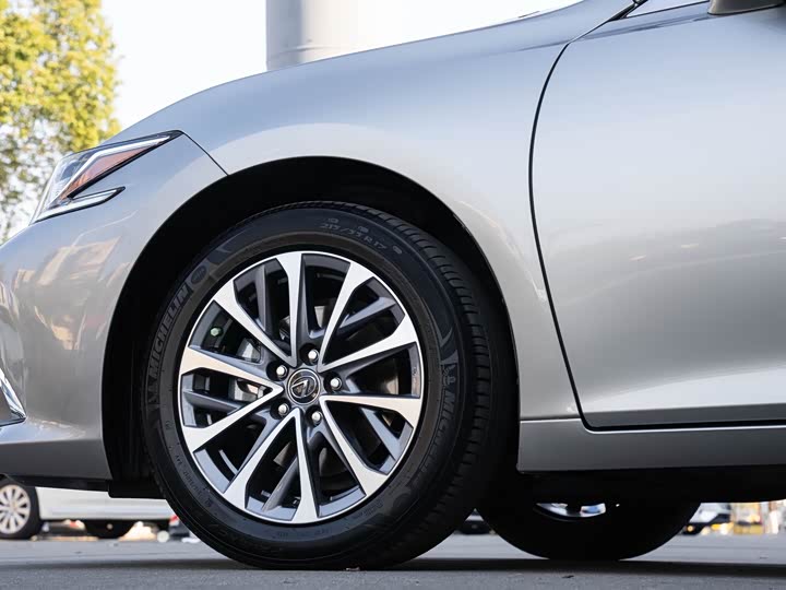 Фото 8 - Lexus ES