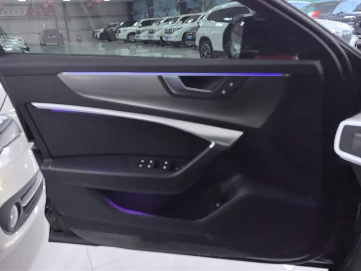 Фото 7 - Audi A6L