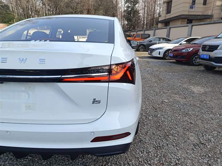 Фото 8 - Roewe i5