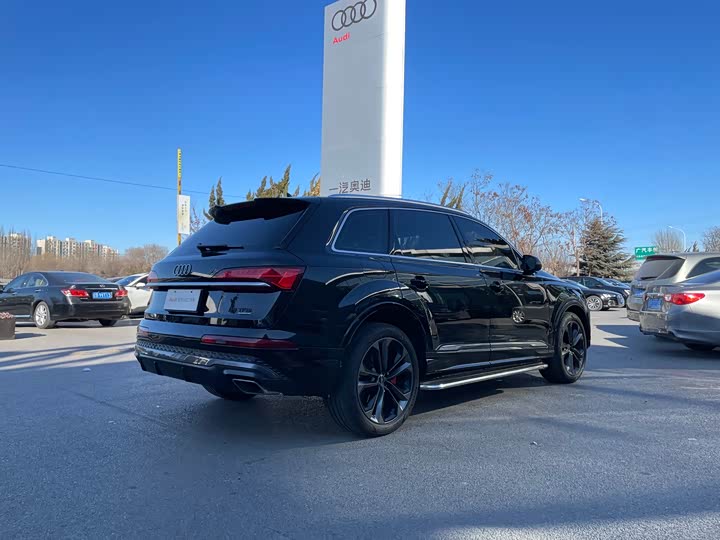 Фото 9 - Audi Q7