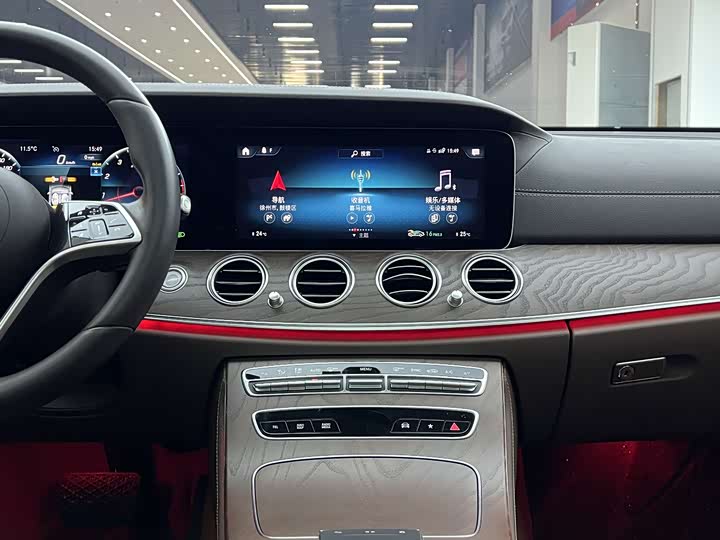 Фото 8 - Mercedes-Benz E-Class