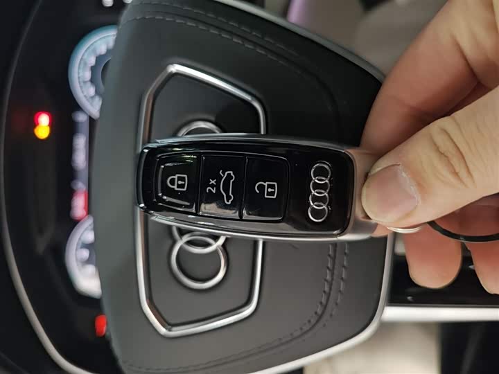 Фото 9 - Audi A6L