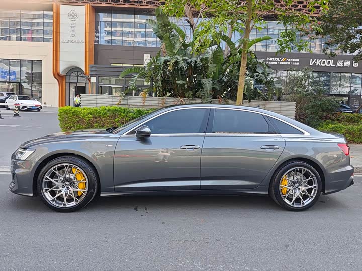 Фото 6 - Audi A6L