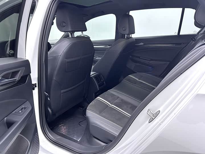 Фото 3 - Volkswagen Golf