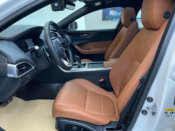 Фото 3 - Jaguar XE L