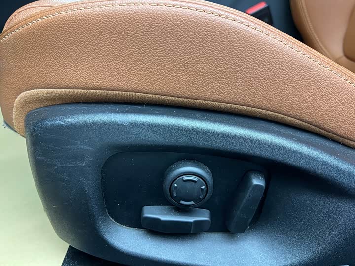 Фото 7 - Jaguar XE L