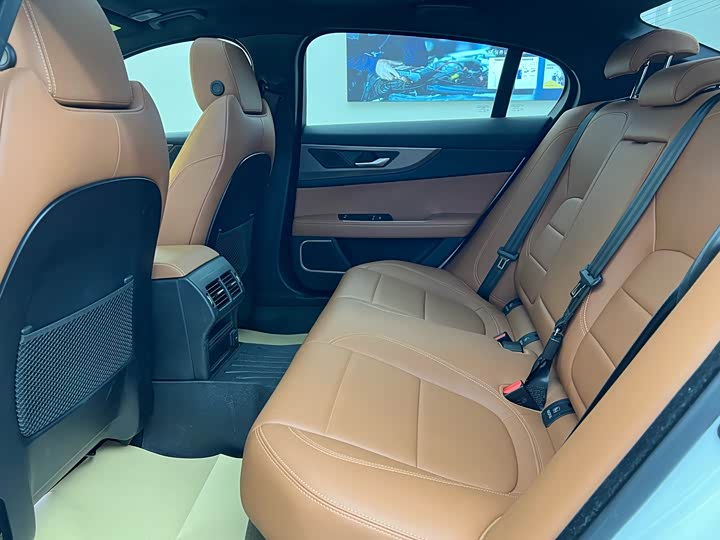 Фото 8 - Jaguar XE L