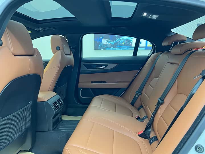 Фото 9 - Jaguar XE L