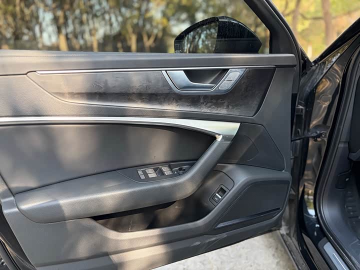 Фото 6 - Audi A6L