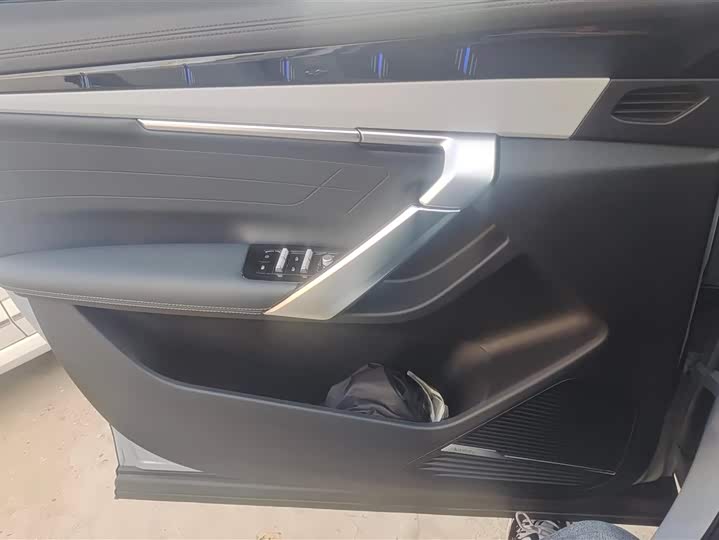 Фото 7 - Geely Atlas L