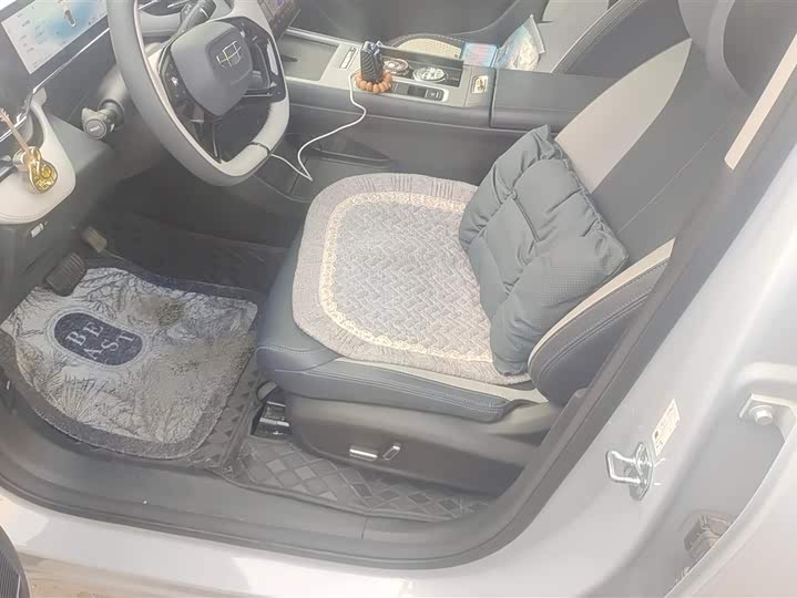 Фото 9 - Geely Atlas L