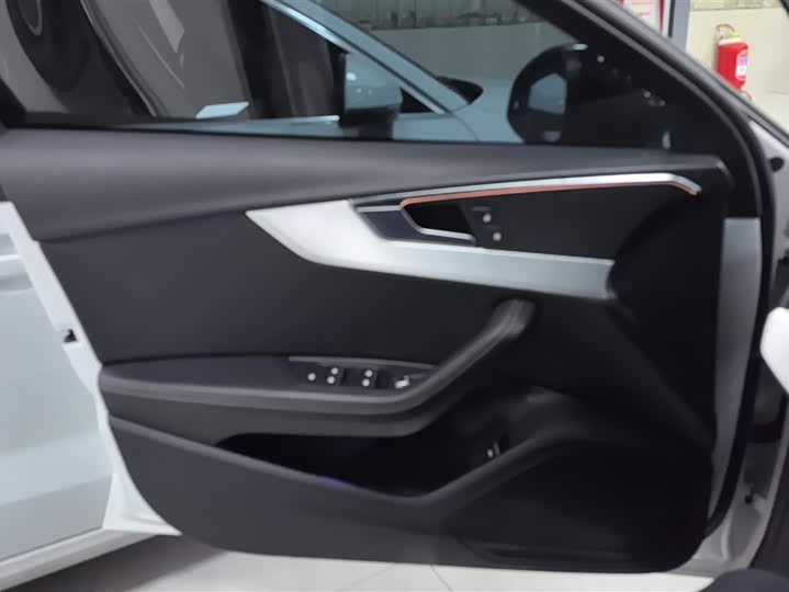 Фото 7 - Audi A4L