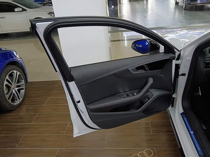 Фото 7 - Audi A4L