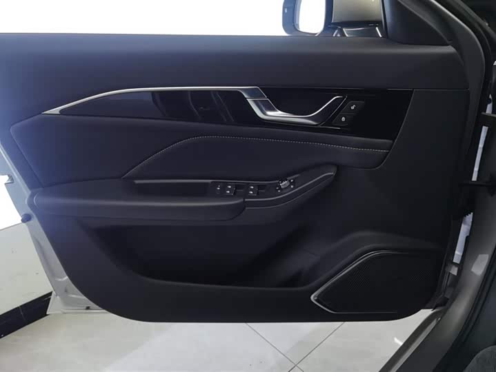 Фото 7 - Bestune B70