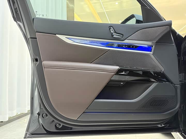 Фото 3 - BMW 7 Series