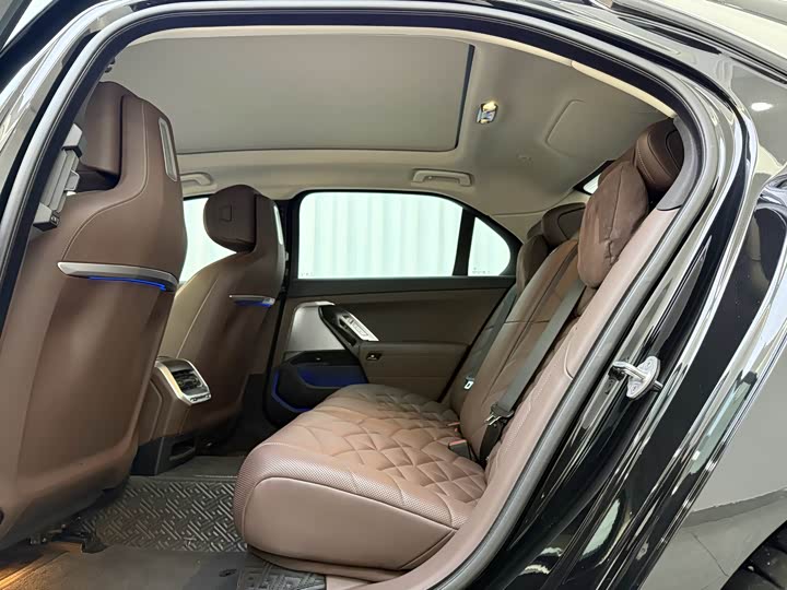 Фото 6 - BMW 7 Series