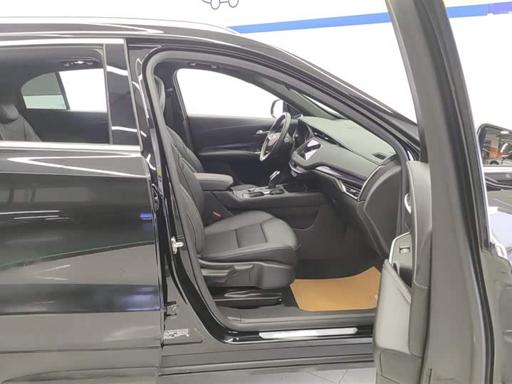 Фото 8 - Cadillac XT4