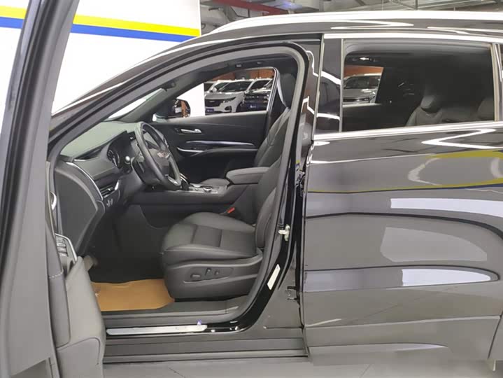 Фото 9 - Cadillac XT4