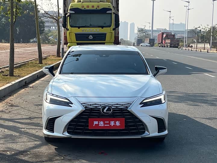 Фото 2 - Lexus ES