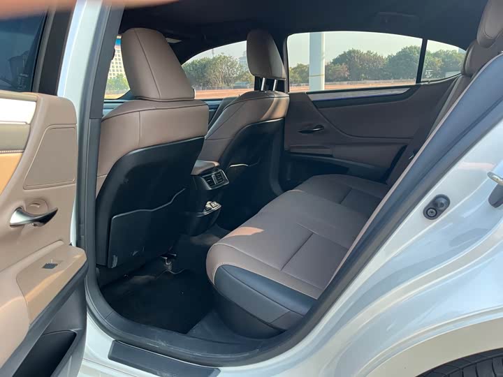 Фото 4 - Lexus ES