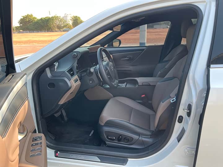 Фото 5 - Lexus ES