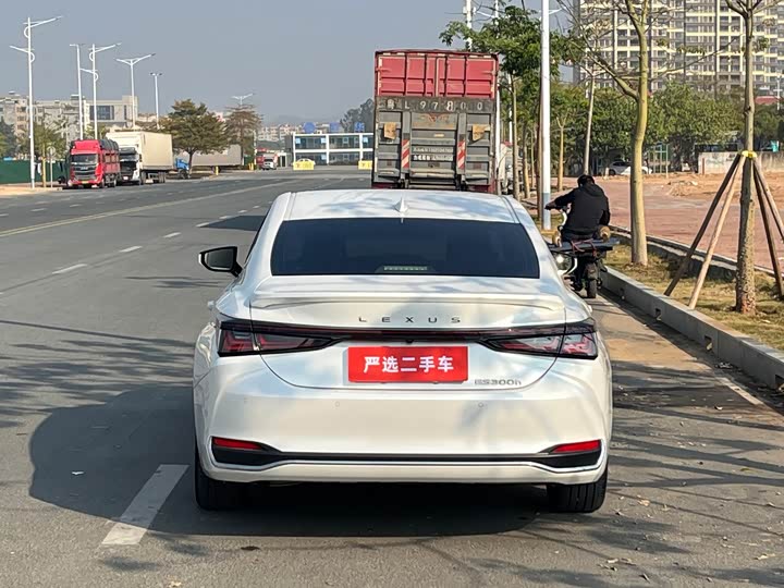 Фото 7 - Lexus ES