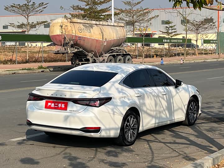 Фото 8 - Lexus ES