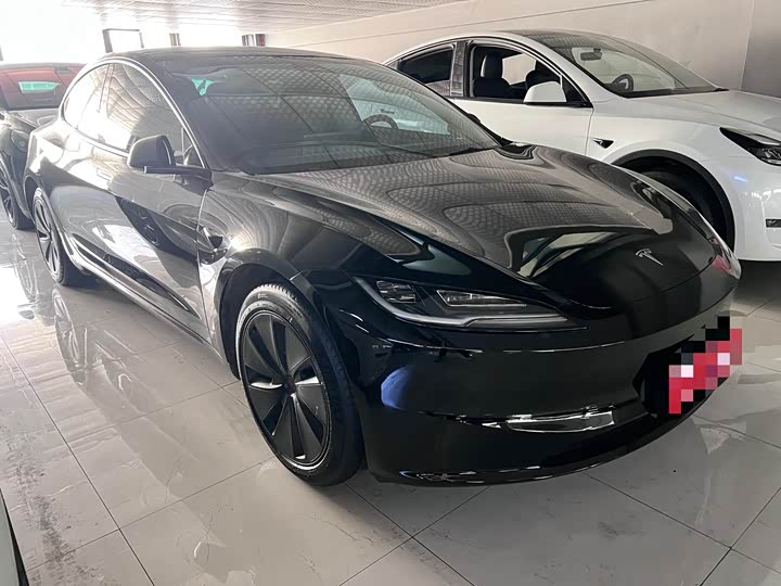 Фото 3 - Tesla Model 3