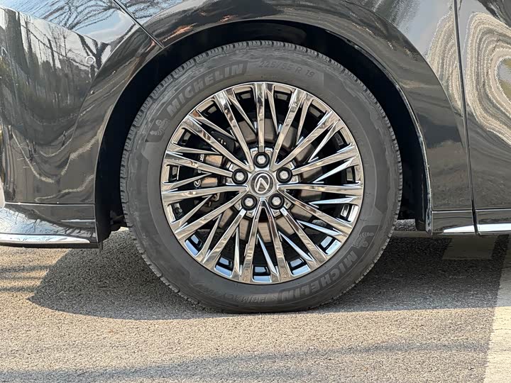 Фото 8 - Lexus LM