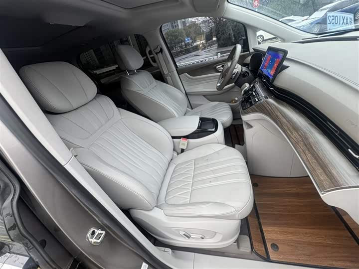 Фото 3 - Roewe iMax 8