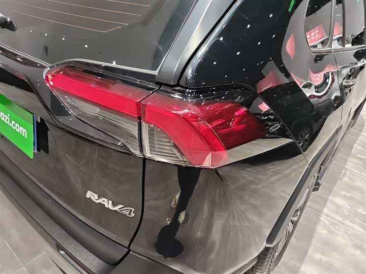 Фото 8 - Toyota RAV4