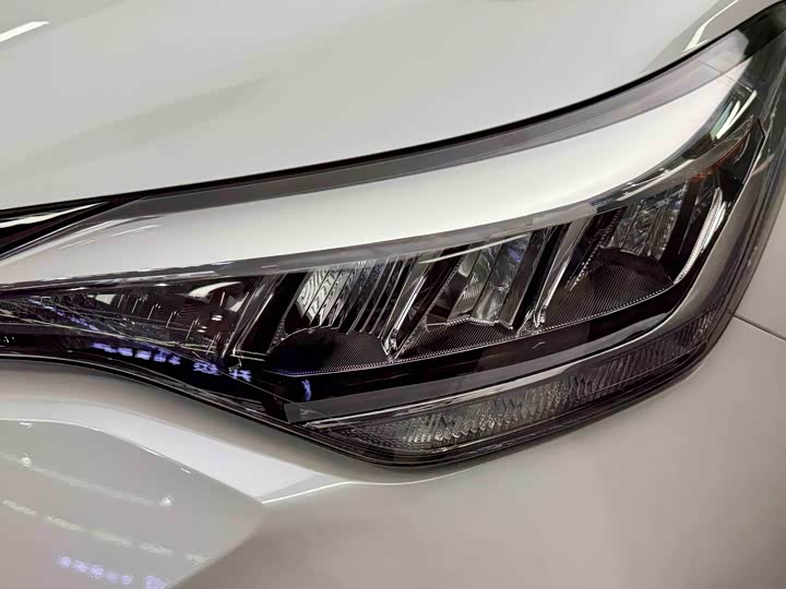 Фото 4 - Toyota C-HR