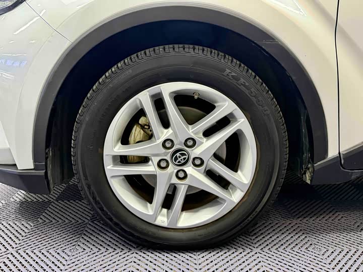 Фото 5 - Toyota C-HR