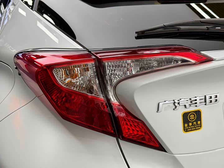 Фото 8 - Toyota C-HR