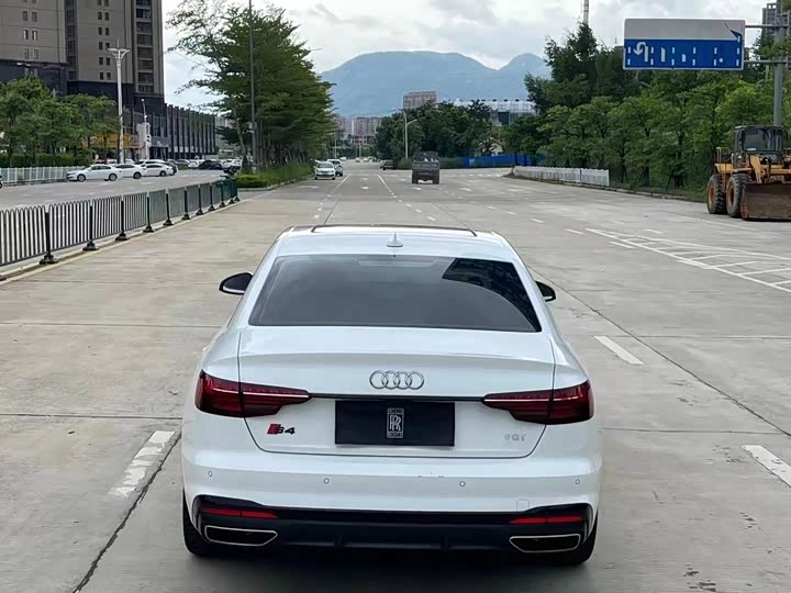 Фото 8 - Audi A4L