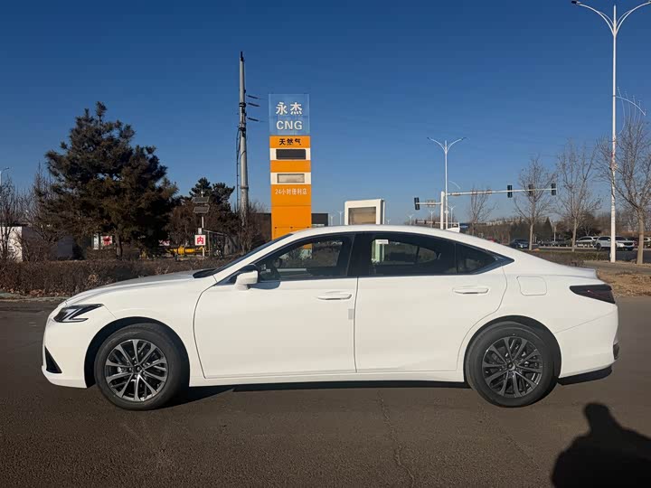 Фото 4 - Lexus ES