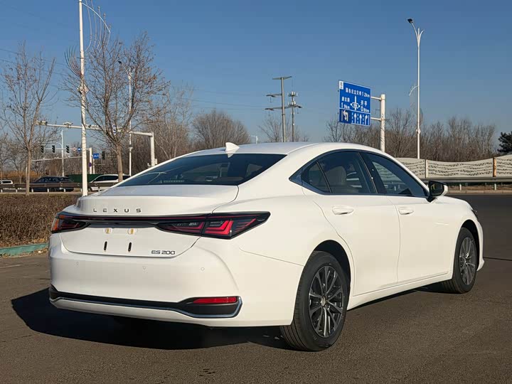 Фото 6 - Lexus ES