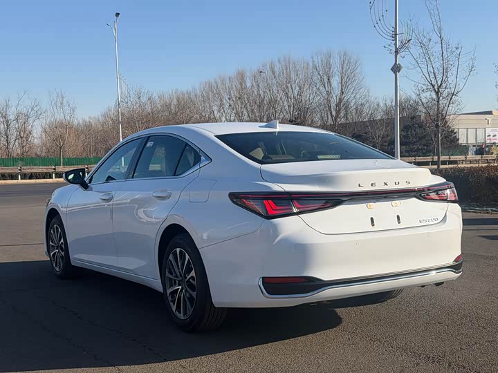 Фото 8 - Lexus ES