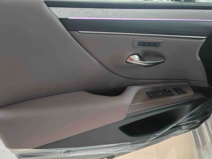 Фото 9 - Lexus ES