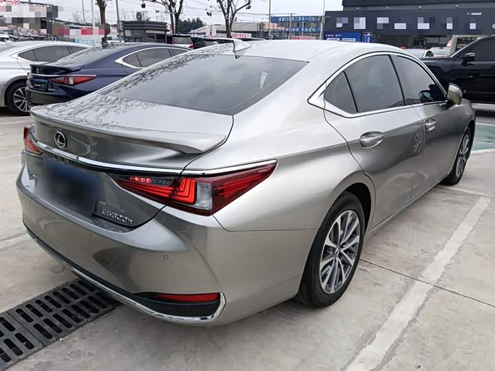 Фото 7 - Lexus ES