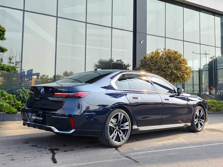 Фото 9 - BMW 7 Series